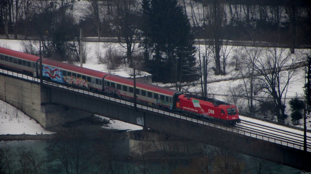 1216 016 mit EC 88  DB-BB EuroCity  (Verona Porta Nuova-Mnchen Hbf) in Brixlegg.(29.1.2012)