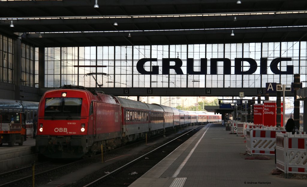 1216  021-4 mit dem CNL 484/CNL 358 (Roma Termini/Venezia Santa Lucia-Mnchen Hbf) in Mnchen Hbf 4.6.11