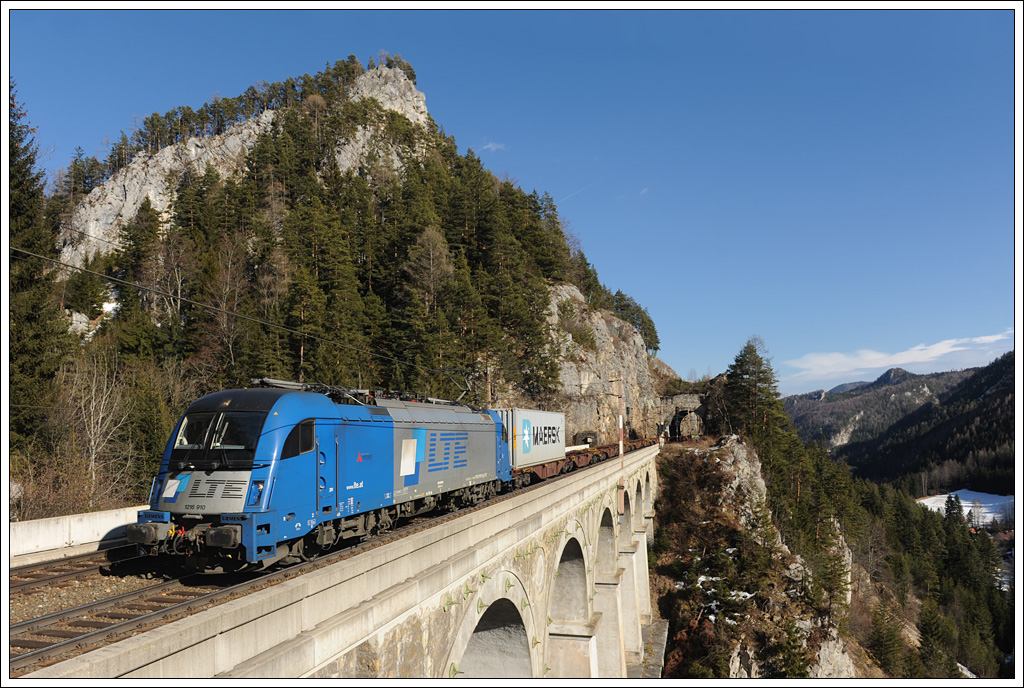 1216 910 bespannte am 25.2.2012 bis Graz den 93001 von Wien nach Koper. Ab Graz bernahm Adria 2016 920 in weiterer Folge den Zug. Die Aufnahme zeigt den Zug bei der Querung des 87 Meter langen und 36,5 Meter hohen Krauselklause-Viadukt mit dem 13,55 kurzem Krausel-Tunnel im Hintergrund.