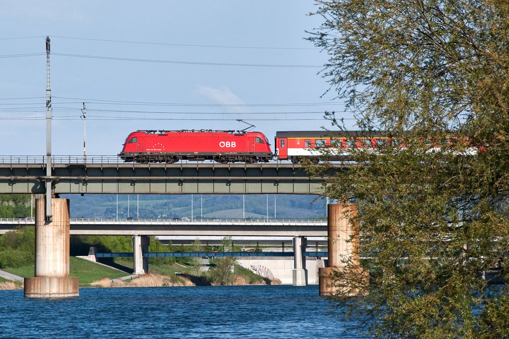 1216  part of the best  vor dem EC 71 (Prag - Wr. Neustadt), berquert am 22.04.2012 die neue Donau in Wien.