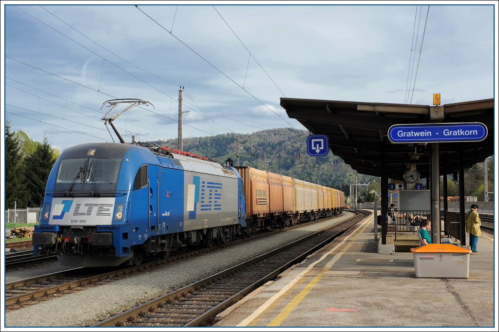 1216.910 mit dem LTE Leerhackschnitzelzug 41385 am 8.4.2011 kurz vor der Abfahrt in Gratwein-Gratkorn Richtung ungar. Grenzbahnhof Hegyeshalom.