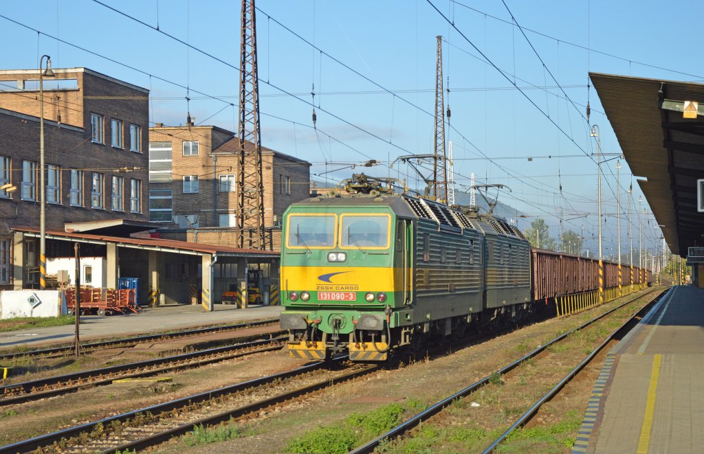 131 090-3 + 131 089-5 durchfährt bei den Bahnsteigen des Bahnhofes Žilina/Sillein; 29.09.2012