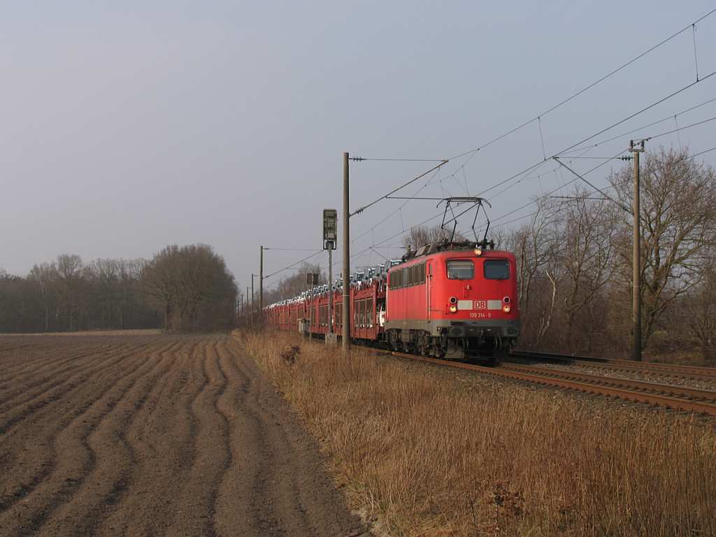 139 314-9 mit einem Gterzug zwischen Emden und Rheine bei Devermhlen (B 296.6) am 16-3-2012.