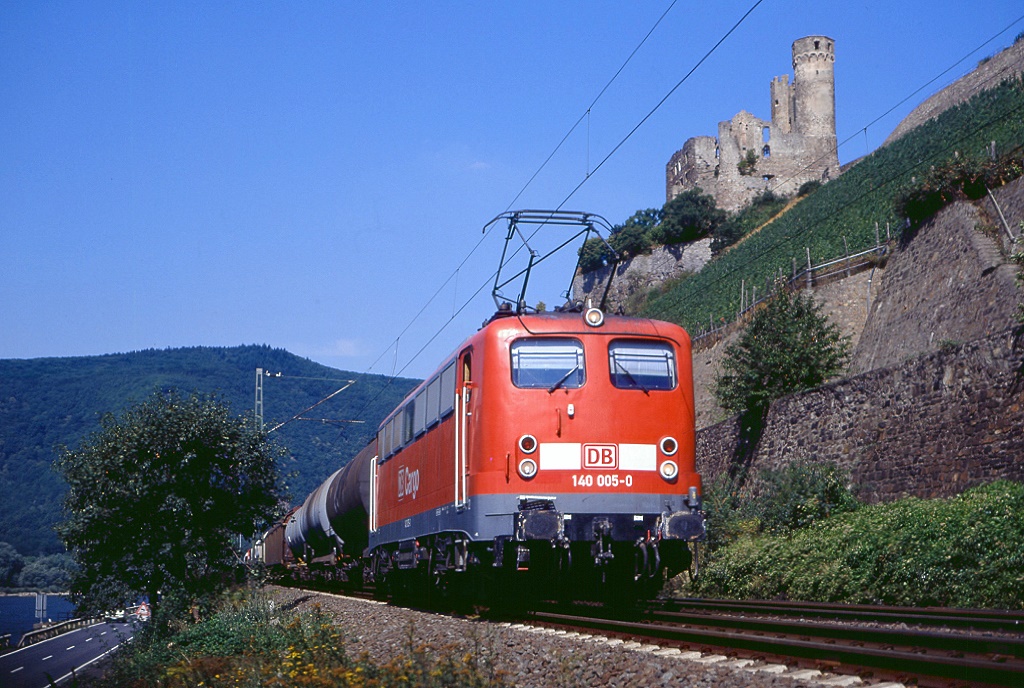 140 005 zwischen Assmannshausen und Rüdesheim, 02.08.2003.