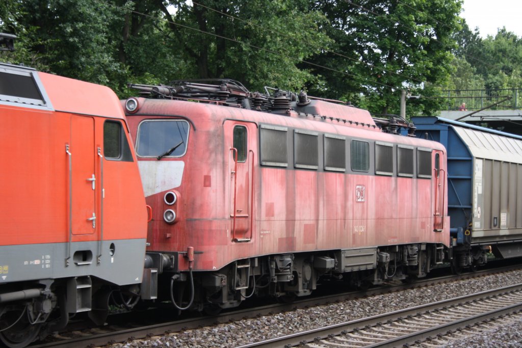 140 024 mit einem Gterzug aber hinter einer 152 in Limmer am 27.07.2010