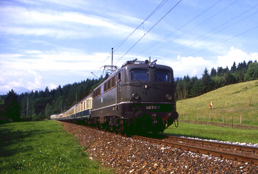 140 035 erreicht Hammerau von Berchtesgaden kommend, 16.06.1985.