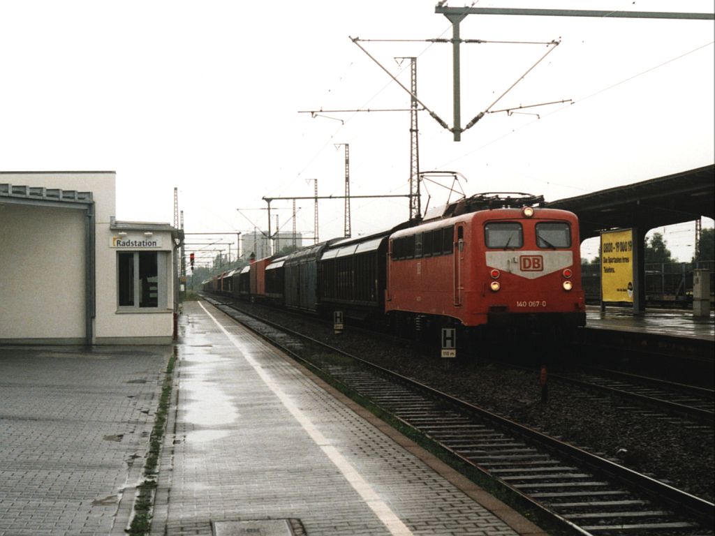 140 067-4 mit eine Gterzug auf Bahnhof Soest am 14-7-2001. Bild und scan: Date Jan de Vries.