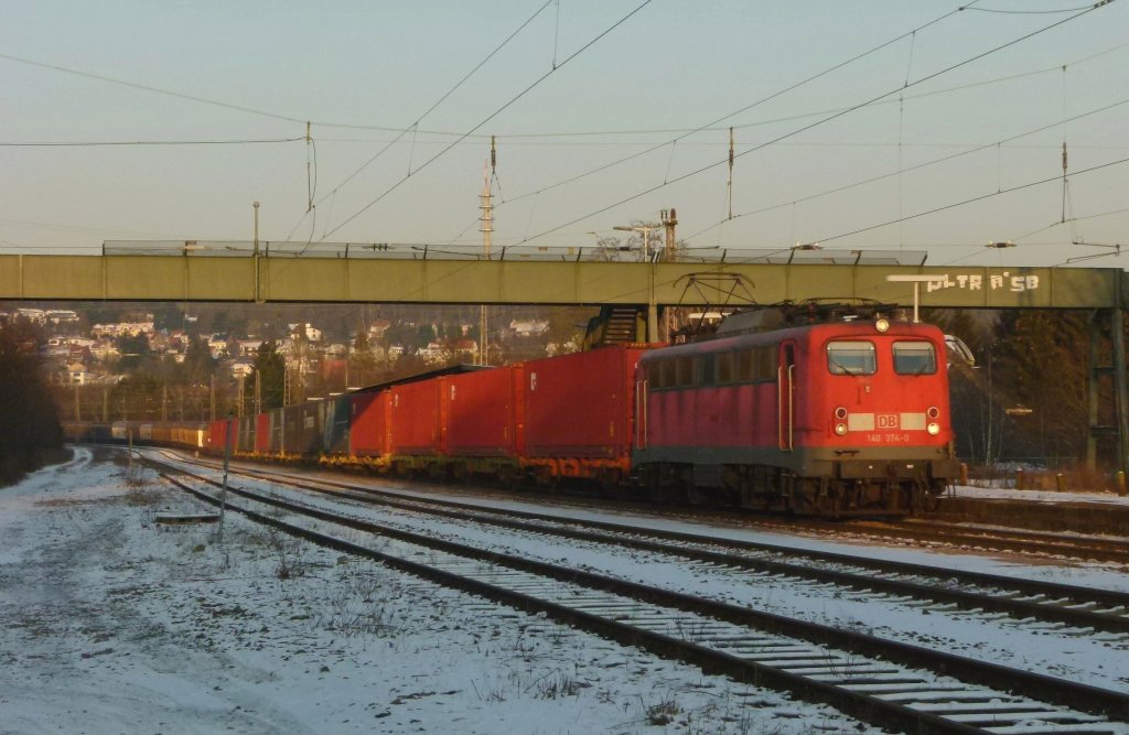 140 374-0 zieht den Opelzug am 01.02.2012 durch Friedrichsthal (Saar)