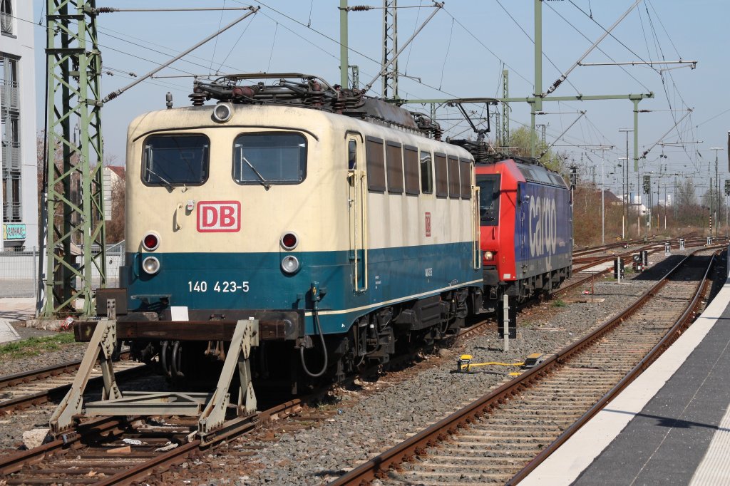 140 423 und 482 001 stehen am 07.04.10 gemeinsam in Worms Hbf.