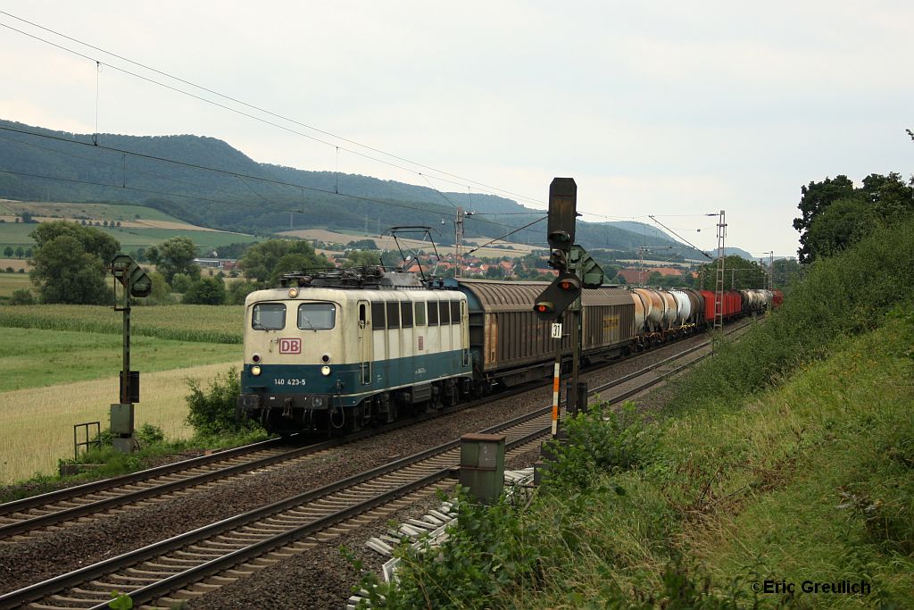 140 423 zieht am 2.8.2010 den  Alfelder  durch das Leinetal.