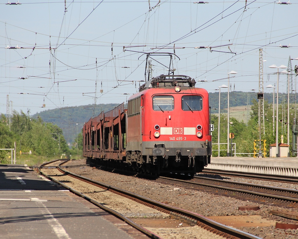 140 495-3 mit leeren Autotransportwagen in Fahrtrichtung Sden. Aufgenommen am 30.05.2011 in Eichenberg.