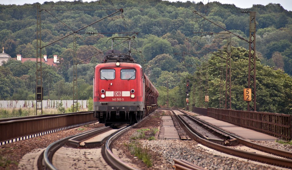 140 569 am 17.08.2010 mit leerem Schotterwagenzug bei der berquerung der Donau nahe Mariaort.