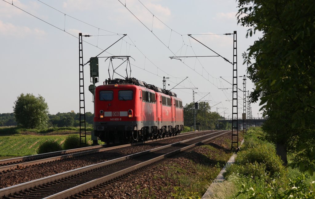 140 600 mit einem kleinen Lokzug in Richtung Frankfurt(Main).Am 24.05.10 in Ltzelsachsen.