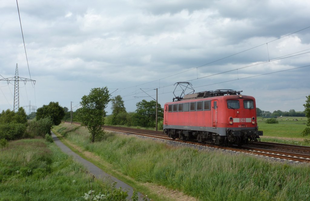 140 815-2 fuhr am 08.06.2012 solo von Leer gen Sden, hier kurz hinter Leer.