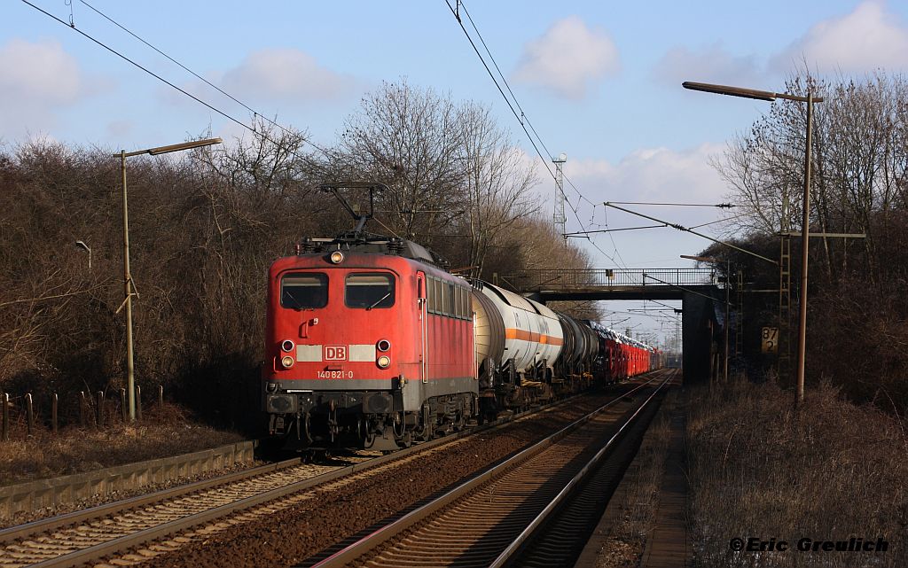 140 821 mit einem Gemischten Gterzug am 04.02.2012 in Ahlten.