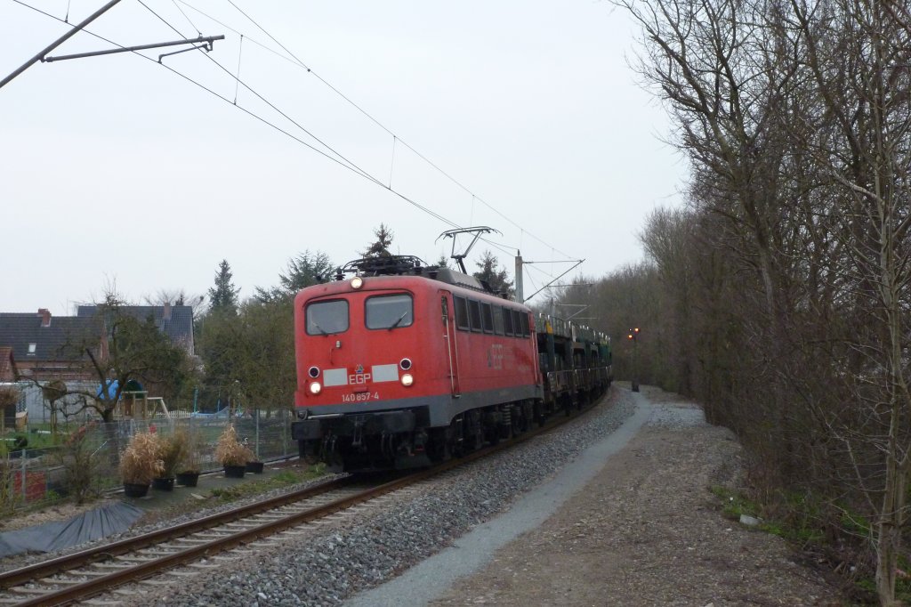 140 857-4 der EGP mit einem Autoleerzug am 03.04.2012 gen Osten, hier durch Leer.