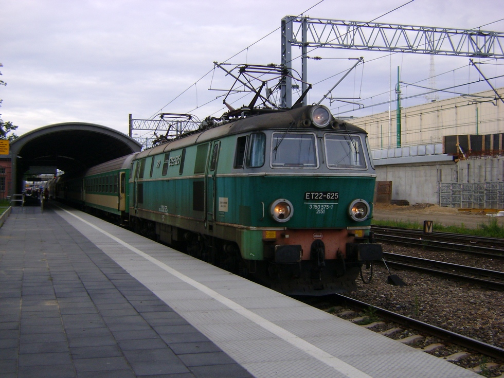 14.07.2012 Poznan Glowny, ET22-625 mit IR 78111 Delfin  Poznan Glowny - Kolobrzeg.