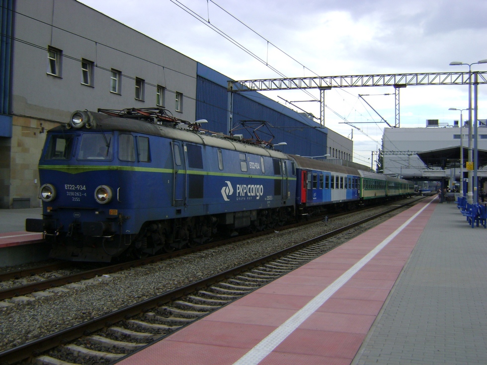 14.07.2012 Poznan Glowny, ET22-934 mit R-7620  Kamienczyk  Gniezno - Jelenia Gora.