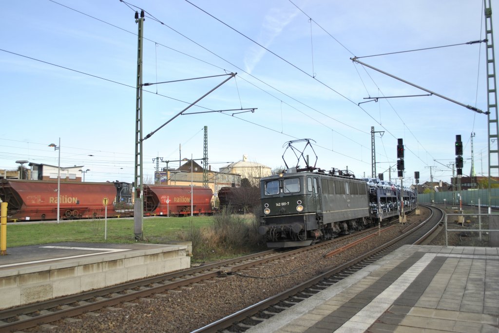 142 001-7, fhrt am 13.04.2011, schwrgen Gleis 1  durch Lehrte.