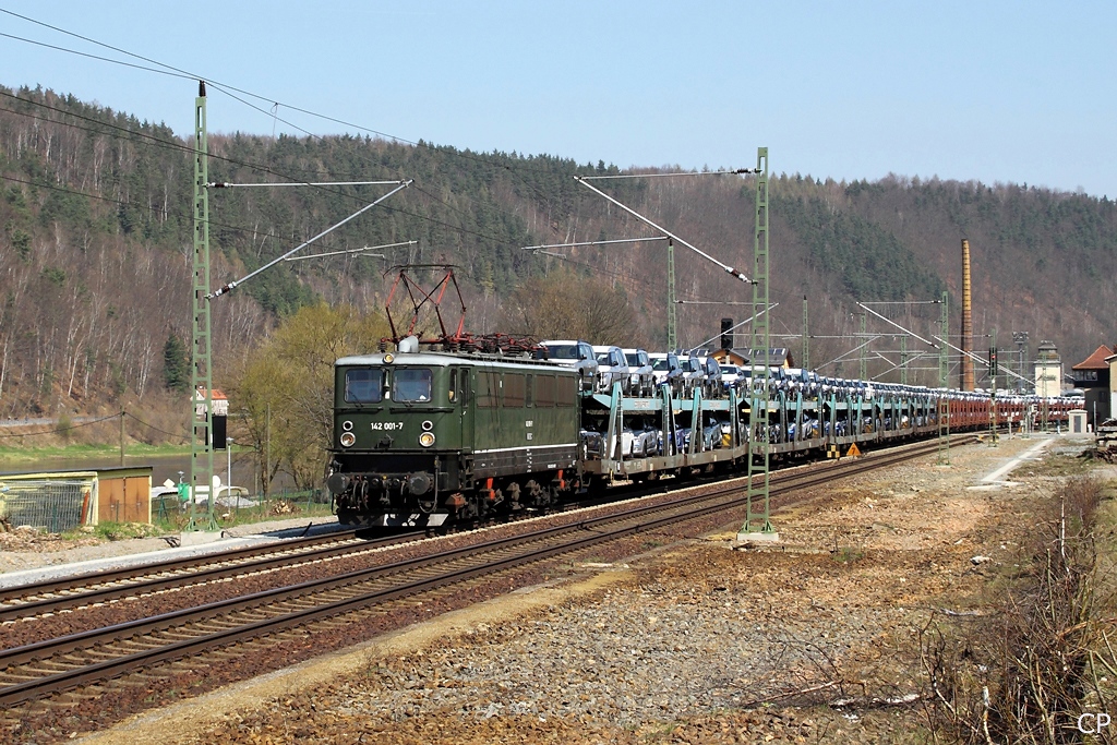 142 001-7 der MTEG ist am 8.4.2010 mit einem Autozug unterwegs durch Knigstein.