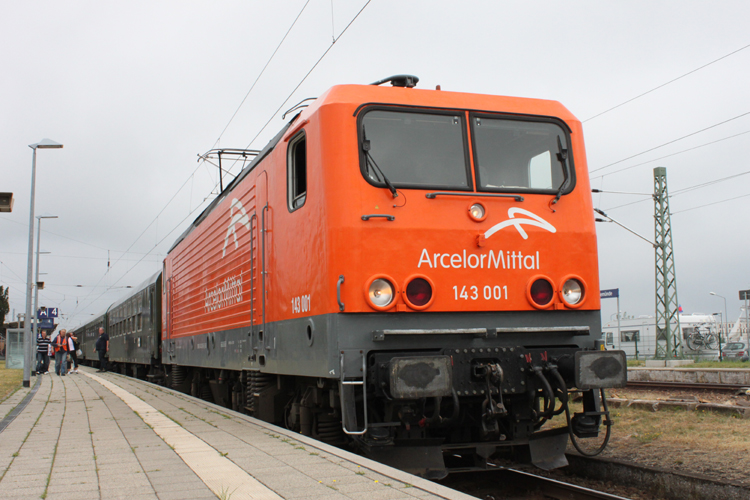 143 001-6 mit D 88574 von Warnemnde Richtung Cottbus kurz vor der Ausfahrt nach Rostock-Bramow(Abstellung)Aufgenommen am 07.08.10