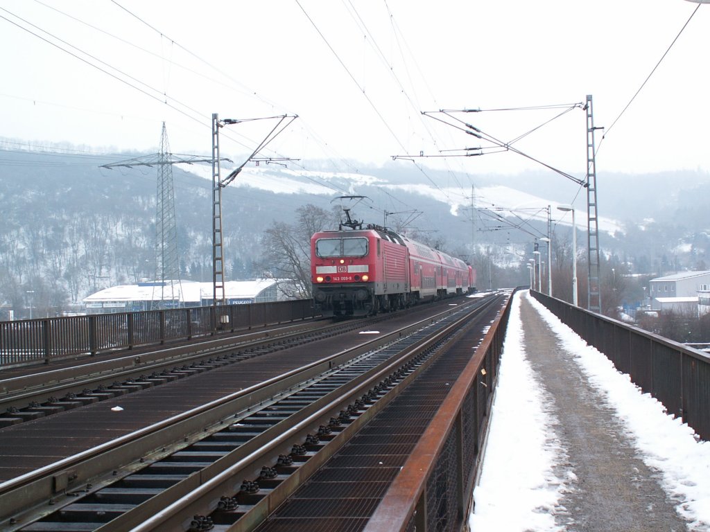 143 009 und 168 mit einem DR Doppelstockzug am 29.12.10 auf der Moselbrcke bei Trier-Pfalzel als RB nach Koblenz.