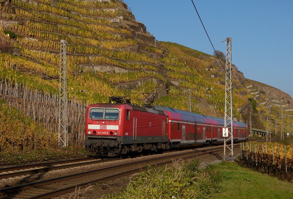 143 009-9 ist als RE Koblenz - Saarbrcken am 28.10.2012 in Winningen