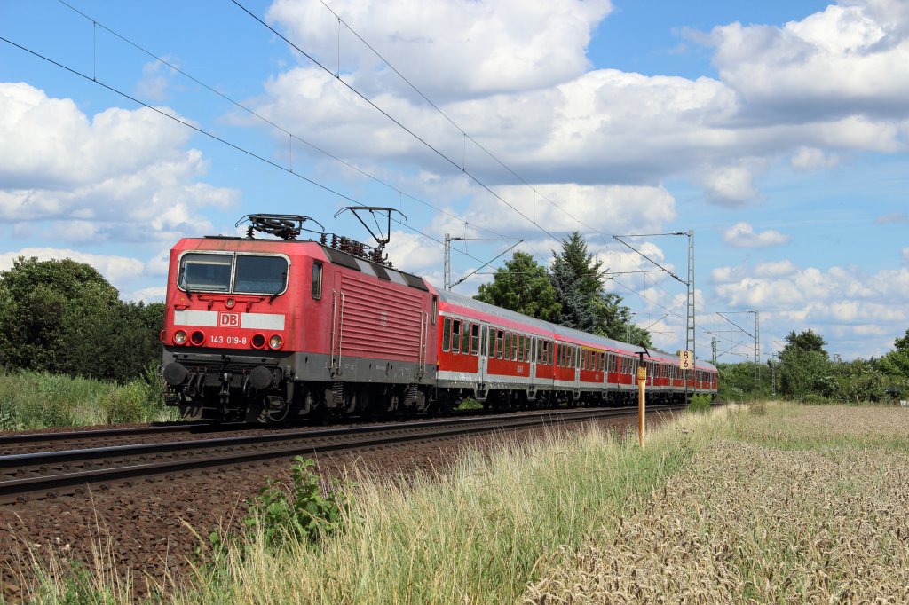 143 019-8 mit einer Regionalbahn in Frankfurt-Mainkur am 30.07.2012