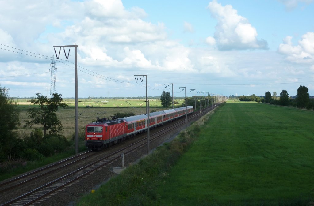 143 175-8 fuhr am 10.08.2012 als Norddeich-Entlaster aus dem Osten kommend nach Norddeich Mole.