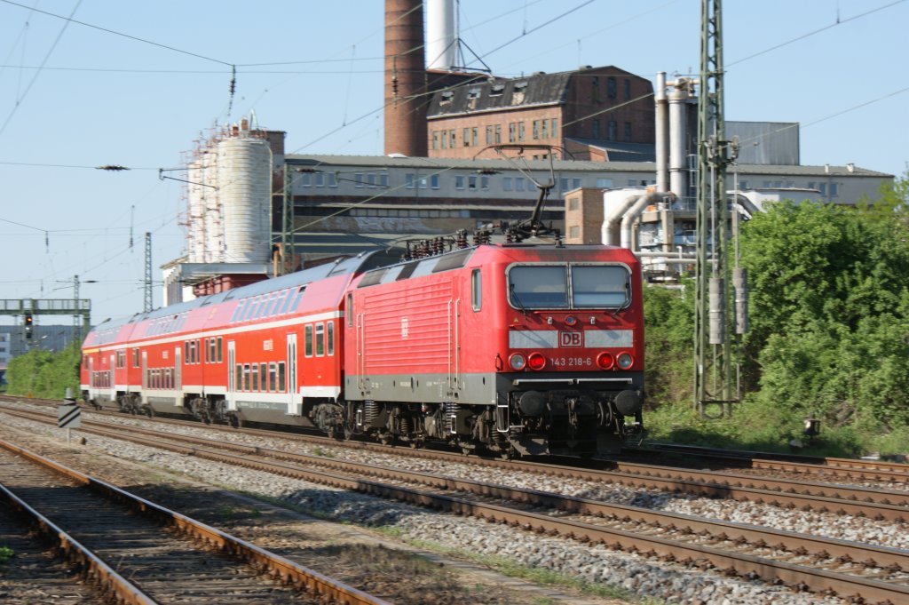 143 218-6 mit RE 17692 aus Leipzig nach Magdeburg in Dessau am 30.04.2011