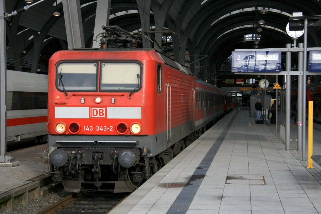 143 343-2 mit einer RB nach Neumnster am 22.10.10 im Kieler Hbf.