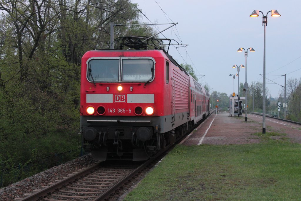 143 365-5 mit der RB 17207 nach Dresden Hbf, beim Halt in Zwickau Plbitz. 04.05.2013