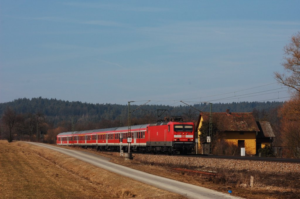 143 626 mit einer S-Bahn am 05.03.2011 bei Plling.