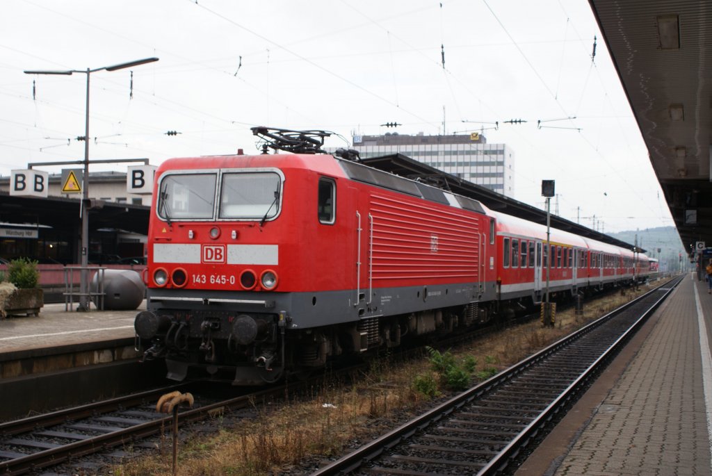 143 645-0 mit n-Wagen abgestellt in Wrzburg Hbf am 06.07.09