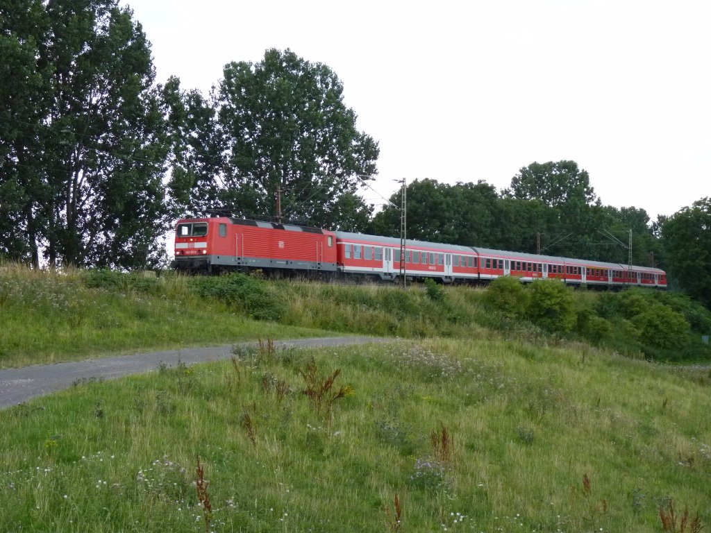 143 851 mit Regionalbahn kurz vor der Weserberquerung bei Dreye am 08.08.2010