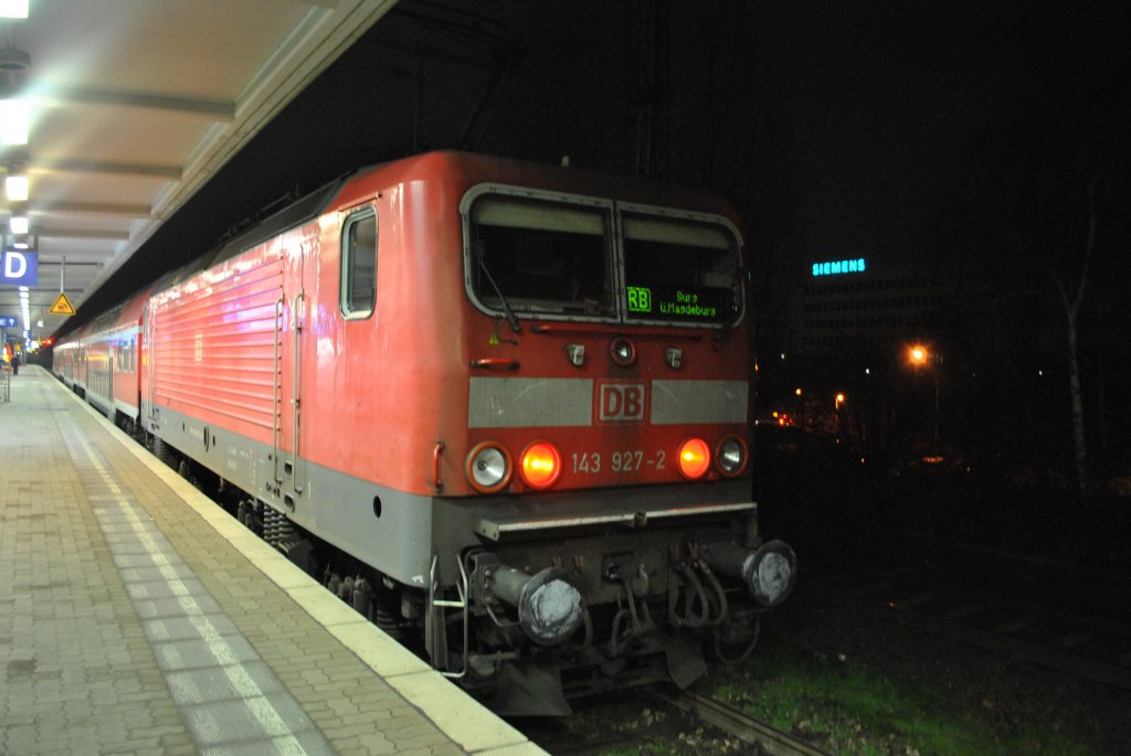 143 927-2, steht zur Abfahrt in Braunschweig mit RB nach Magdeburg bereit, am 21.11.2010.