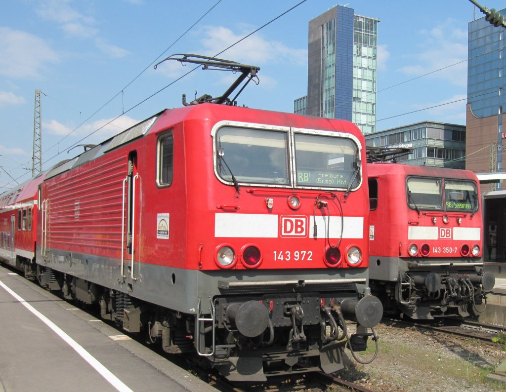 143 972 und 143 350-7 warten am 19.04.2011 im Hbf Freiburg.