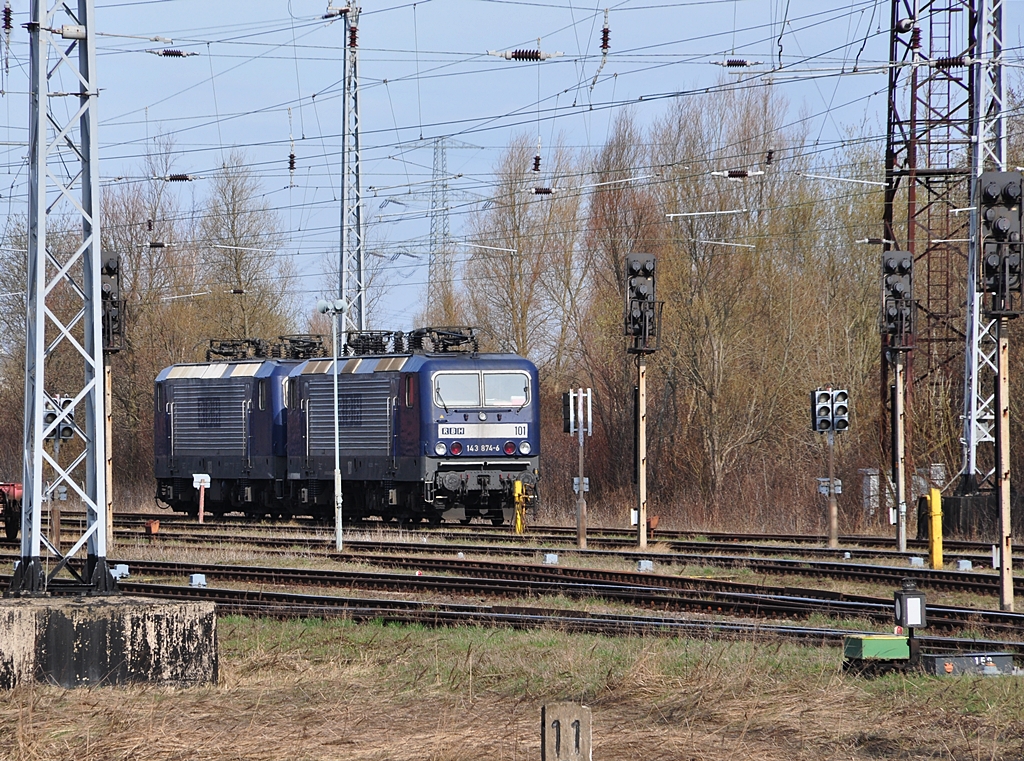 143er-Doppelpack der RBH abgestellt in der Sdgruppe des Bf Seehafen Rostock am 31.03.2010