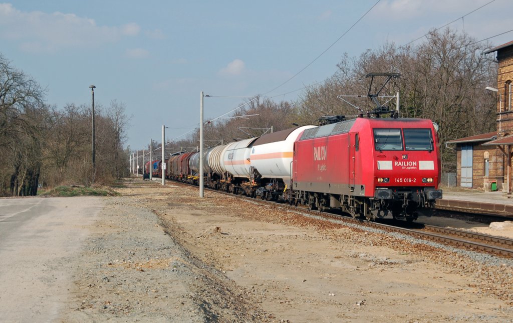 145 016 zieht einen gemischten Gz am 02.04.11 durch Raguhn Richtung Bitterfeld.