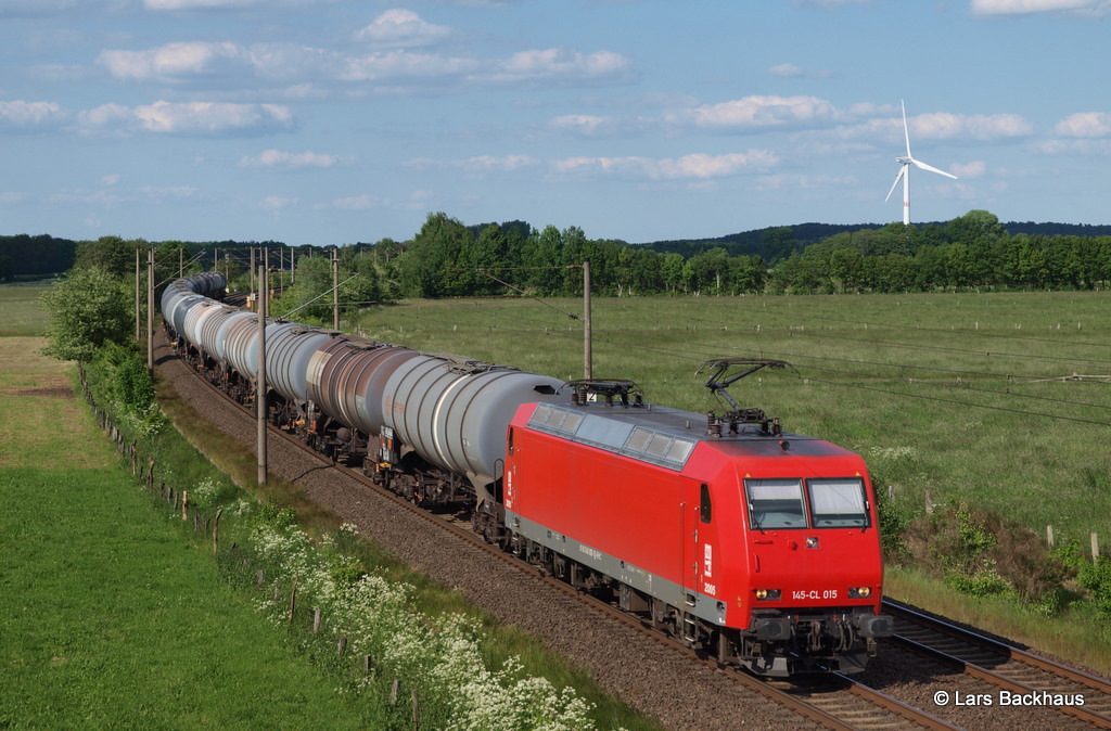 145-CL 015 HGK hat am 05.06.13 einen Kesselwagenzug am Haken und bringt diesen Richtung Bremen.