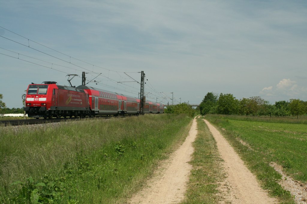 146 113-6 mit einem RE nach Basel Bad. Bf am Vormittag des 05.06.13 westlich von Hgelheim.