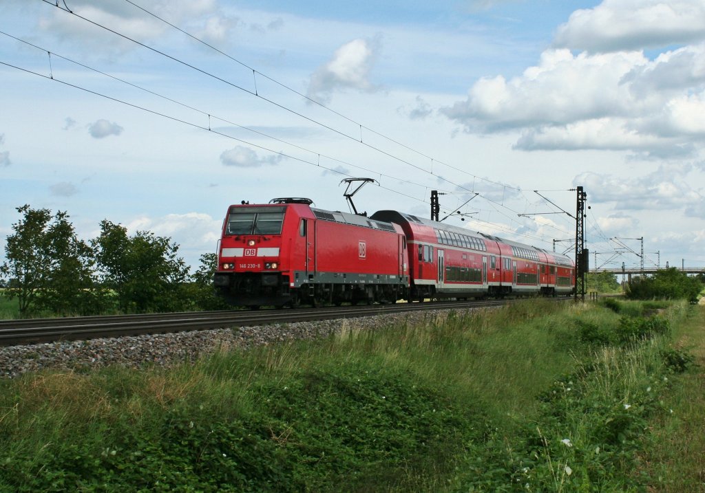 146 230-8 mit einer RB nach Neuenburg (Baden) am 30.07.12 bei Hgelheim. Nchster und letzter Halt vor dem Ziel wird in Krze Mllheim (Baden) sein.