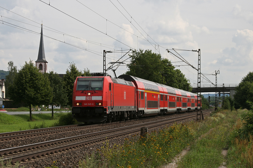 146 245 mit RE 4616 am 04.08.2010 bei Thngersheim im Maintal.