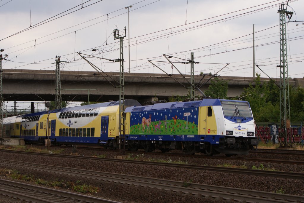 146 535-0 mit einem metronom aus Bremen Hbf nach Hamburg Hbf bei der Einfahrt in Hamburg-Harburg am 01.08.2010