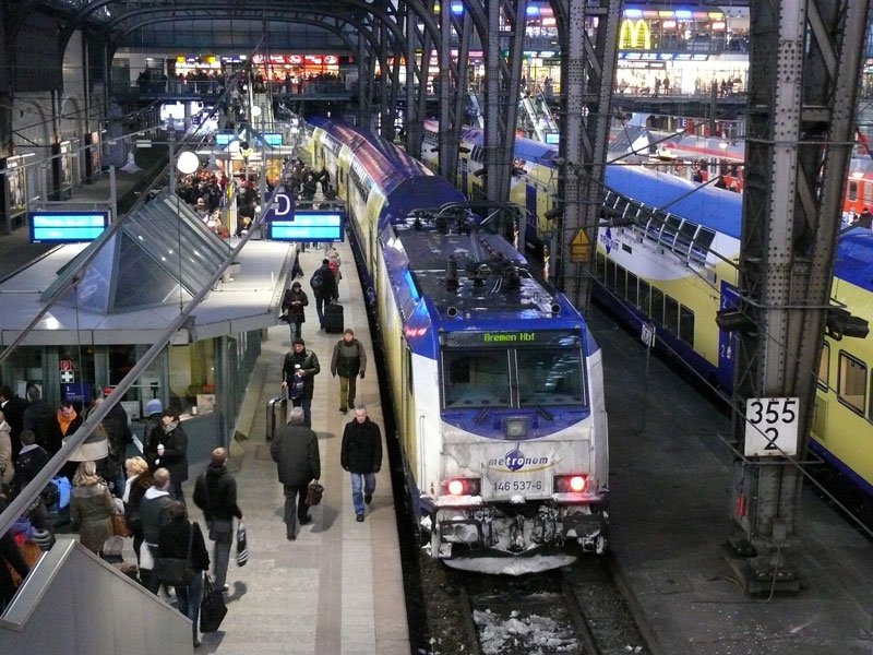 146 537 hat beim Schieben des metronom ME 81161 von Bremen nach Hamburg offenbar allerhand Schnee hinter sich aufgewirbelt; HH Hauptbahnhof, 06.01.2010
