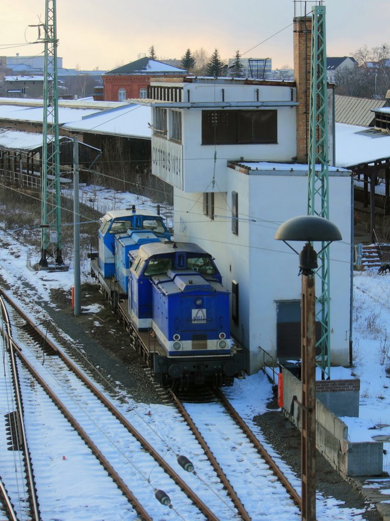 15. Mrz 2013 Cottbus, zwei abgestellte Dieselloks  der AHG, die vordere ist Lok 01 mit der NVR-Nummer D-AHG 98 80 3202 098-0,  die hintere ist Lok 4 mit der
NVR-Nummer D-AHG 98 80 3201 067-6 vorm Wrterstellwerk 24.


