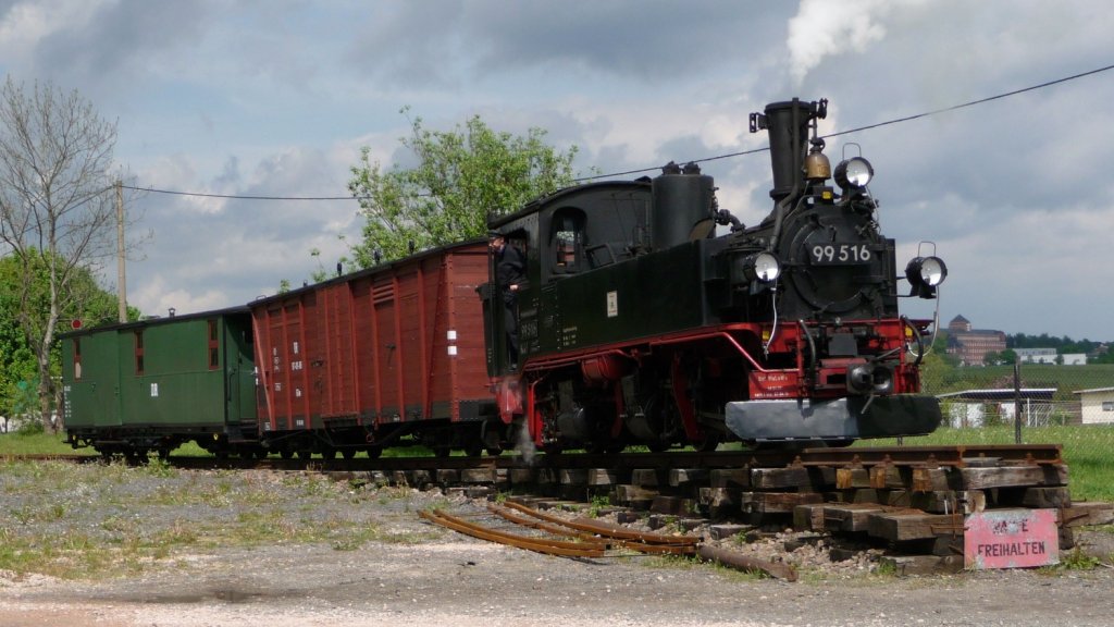 15.05.2011, BR 99516 mit Gterzug im Bf Neuheide auf dem  Abstellgleis .