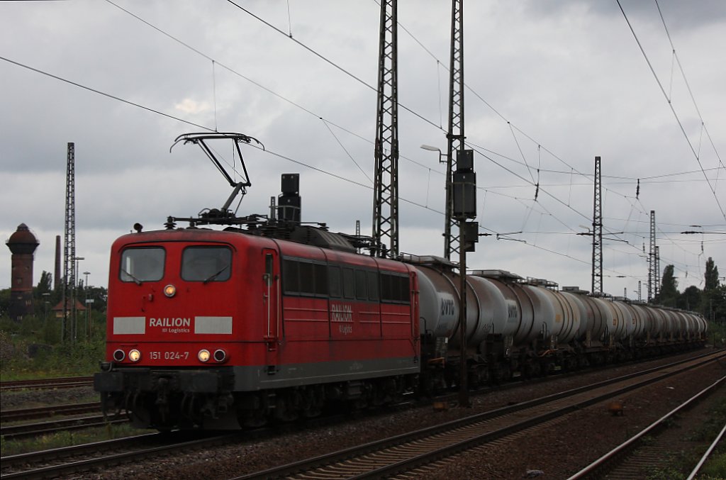 151 024 am 27.8.11 mit einem Kesselwagenzug bei der Durchfahrt durch Duisburg-Bissingheim. 