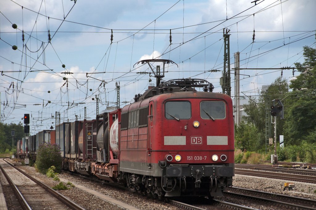 151 038 am 03.08.2010 bei der Durchfahrt duch Mnchen Heimeranplatz.