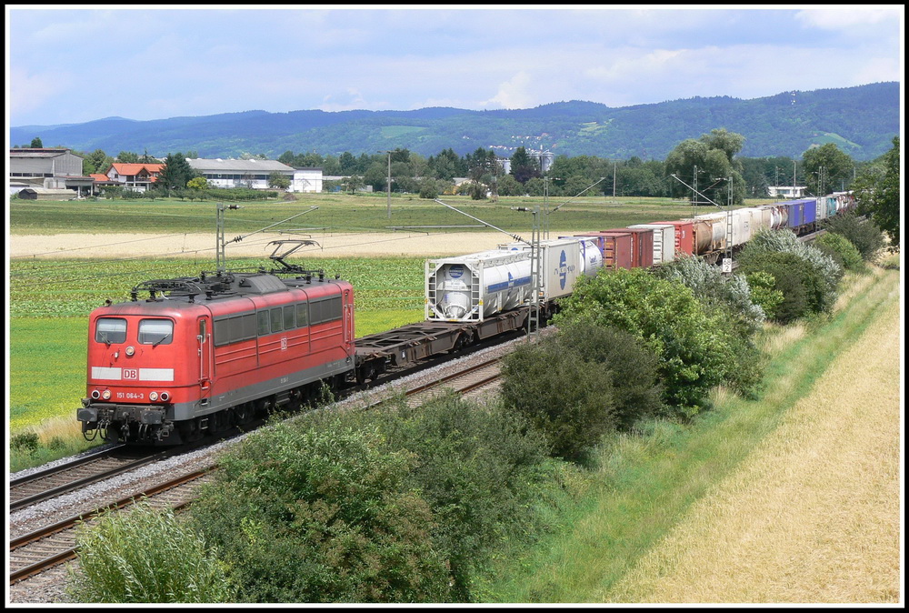 151 064 ist am heien Mittag des 24.6.2007 bei Grosachsen-Heddesheim auf dem Weg nach Sden.